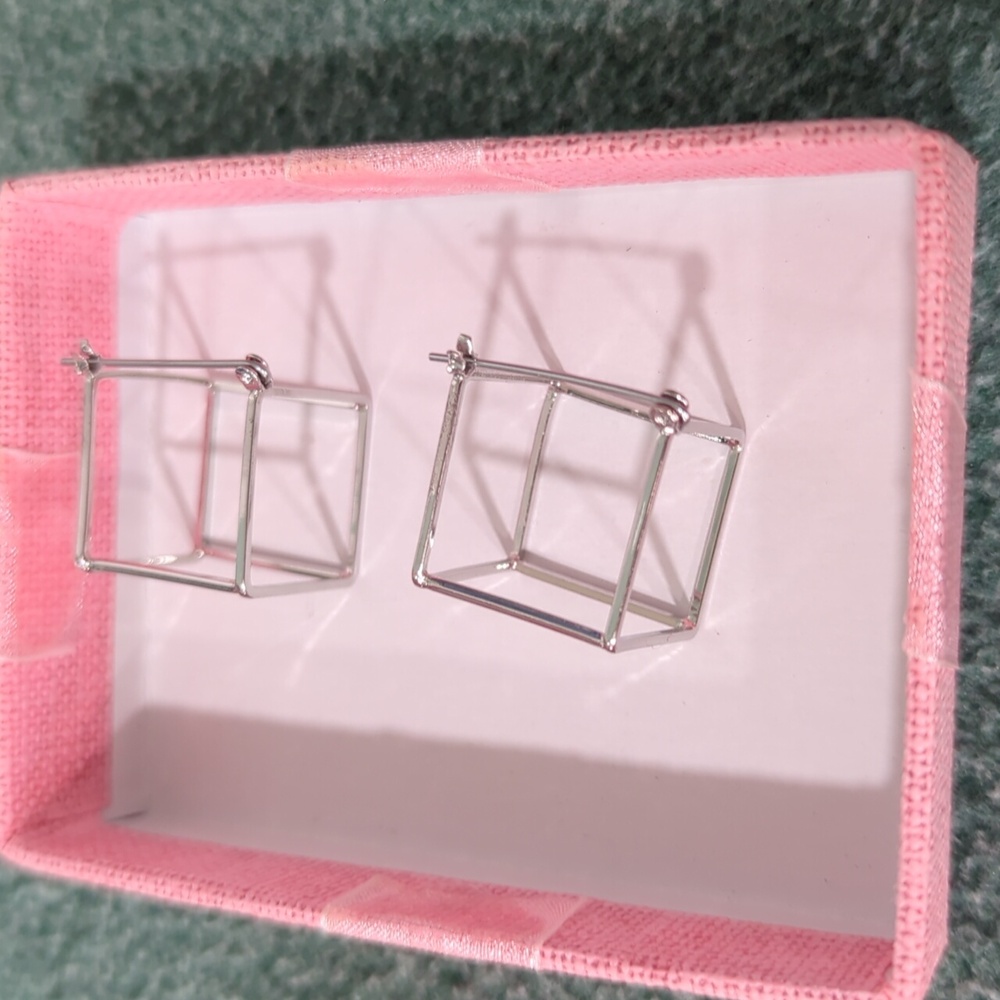 Helen de Lete Geometric 3D Square earrings